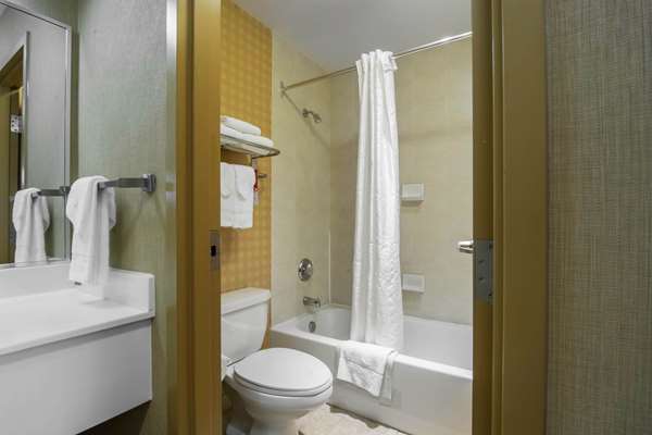  - Econo Lodge Inn & Suites University Calgary