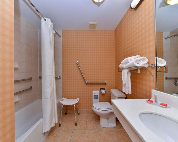  - Econo Lodge Inn & Suites University Calgary