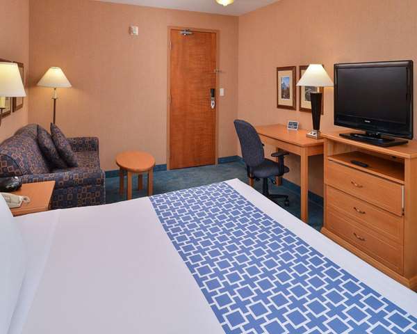  - Econo Lodge Inn & Suites University Calgary