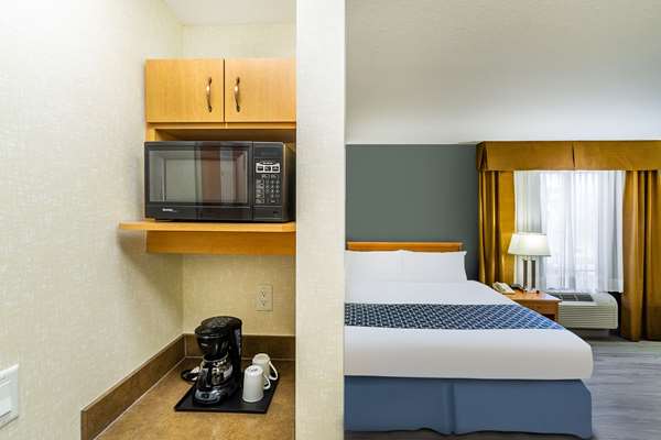  - Econo Lodge Inn & Suites University Calgary