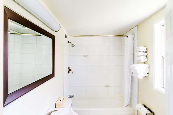  - Econo Lodge Inn & Suites University Calgary