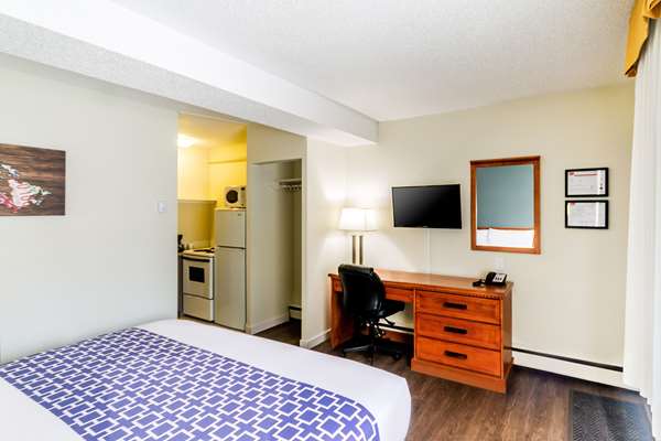  - Econo Lodge Inn & Suites University Calgary