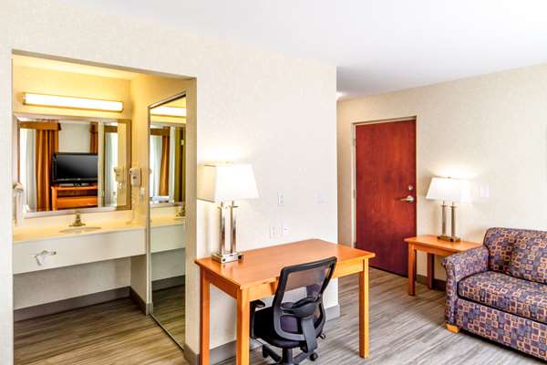  - Econo Lodge Inn & Suites University Calgary