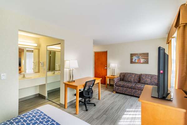  - Econo Lodge Inn & Suites University Calgary