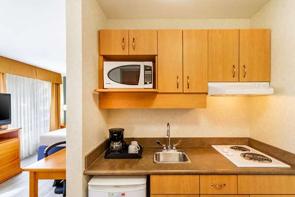  - Econo Lodge Inn & Suites University Calgary