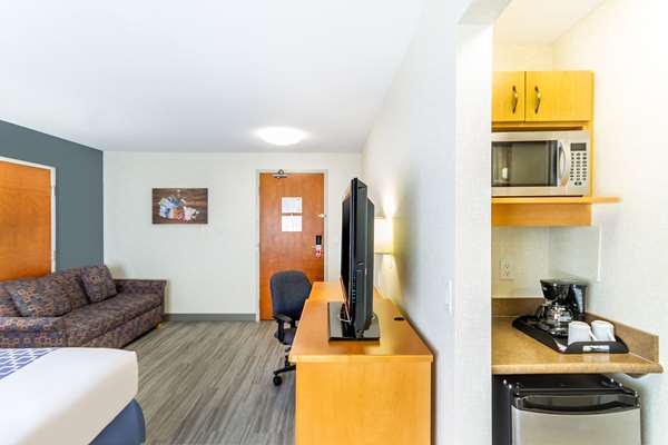  - Econo Lodge Inn & Suites University Calgary