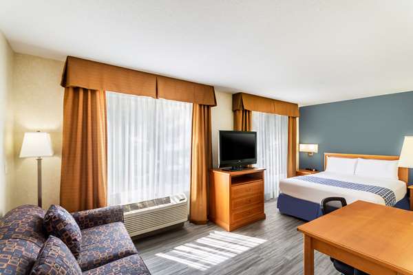  - Econo Lodge Inn & Suites University Calgary
