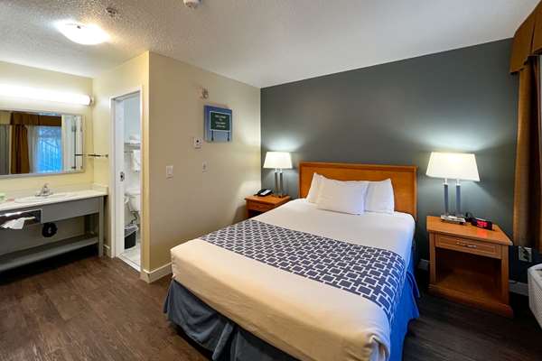  - Econo Lodge Inn & Suites University Calgary