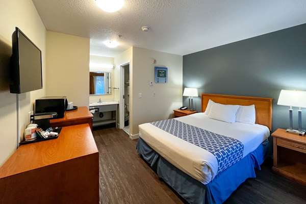  - Econo Lodge Inn & Suites University Calgary