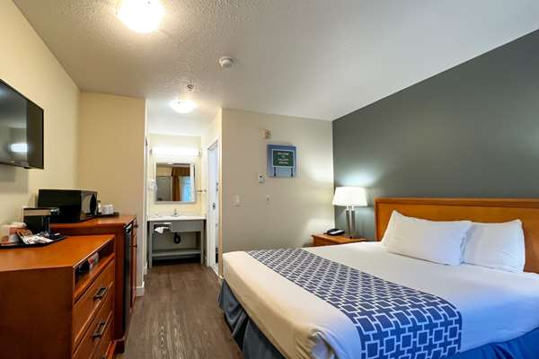  - Econo Lodge Inn & Suites University Calgary