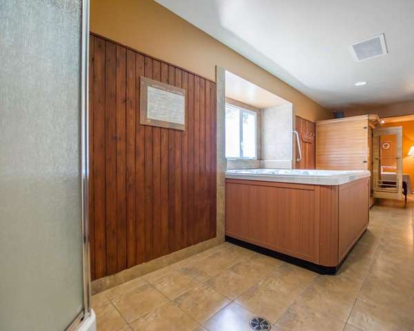 Pool - Comfort Inn Mont Laurier