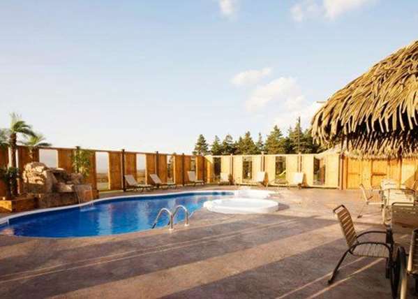 Pool - Quality Inn & Suites Matane