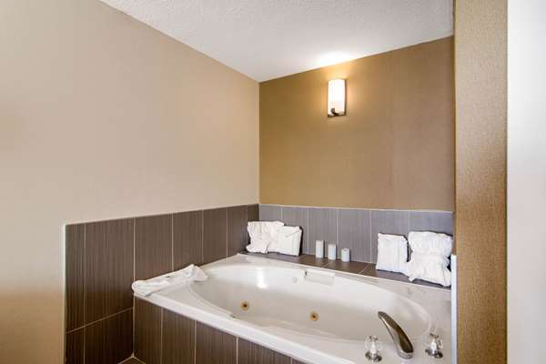 Suite - Comfort Inn & Suites Medicine Hat
