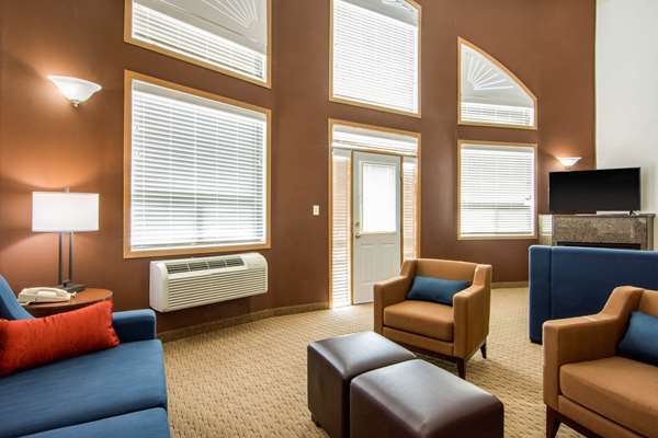 Suite - Comfort Inn & Suites Medicine Hat