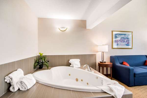 Suite - Comfort Inn & Suites Medicine Hat