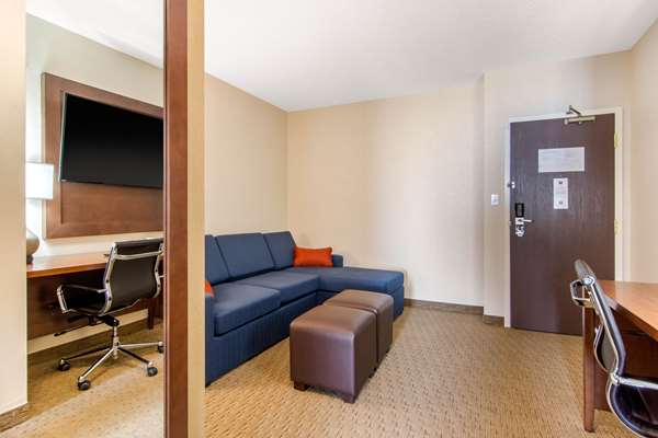 Suite - Comfort Inn & Suites Medicine Hat