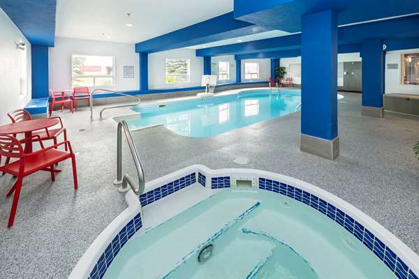 Pool - Comfort Inn & Suites Medicine Hat