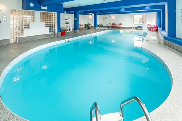 Pool - Comfort Inn & Suites Medicine Hat