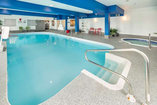 Pool - Comfort Inn & Suites Medicine Hat