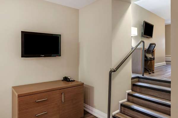  - Econo Lodge Inn & Suites Toronto