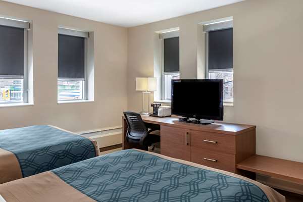  - Econo Lodge Inn & Suites Toronto