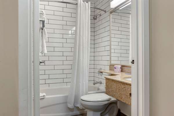  - Econo Lodge Inn & Suites Toronto