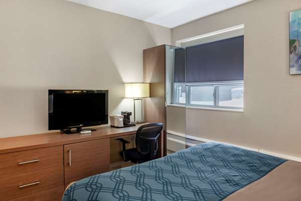 - Econo Lodge Inn & Suites Toronto