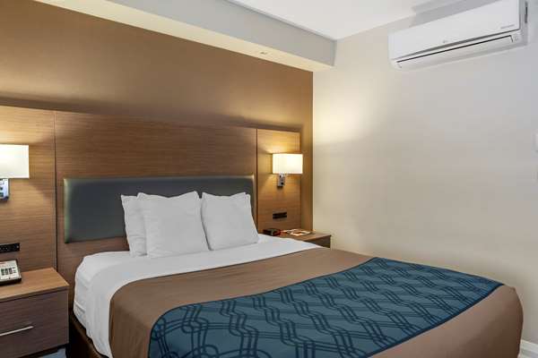  - Econo Lodge Inn & Suites Toronto