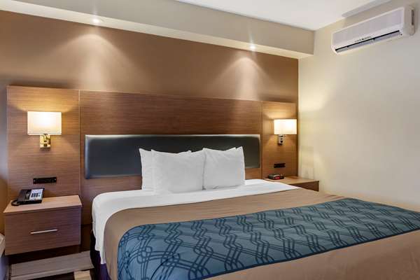  - Econo Lodge Inn & Suites Toronto