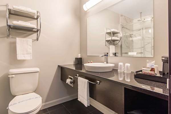  - Econo Lodge Inn St Apollinaire