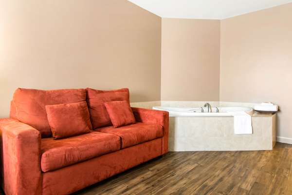  - Econo Lodge Inn St Apollinaire