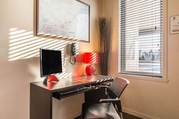 Conference Area - Econo Lodge Inn St Apollinaire