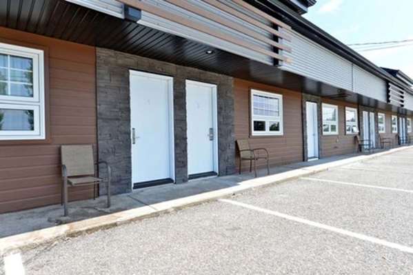 Suite - Econo Lodge Inn St Apollinaire