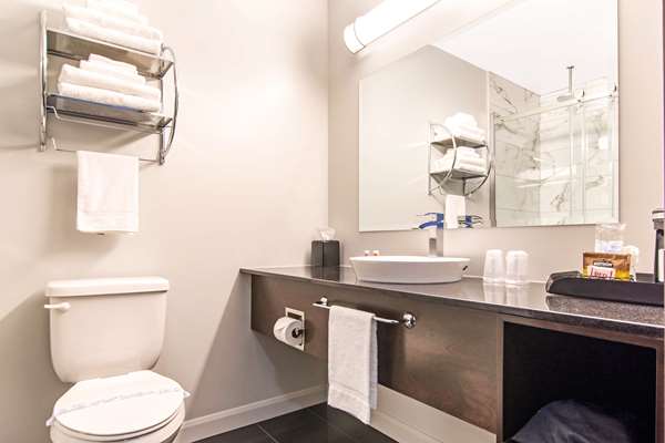  - Econo Lodge Inn St Apollinaire