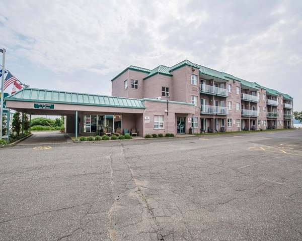 Exterior view - Quality Suites Ste Anne De Beaupre