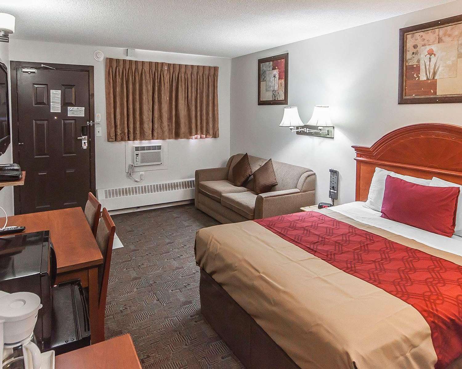 Econo Lodge Inn & Suites Drumheller, AB See Discounts