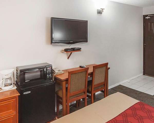  - Econo Lodge Inn & Suites Drumheller