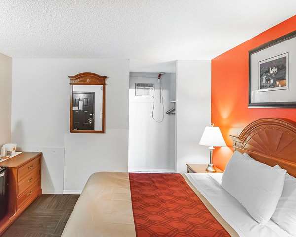  - Econo Lodge Inn & Suites Drumheller