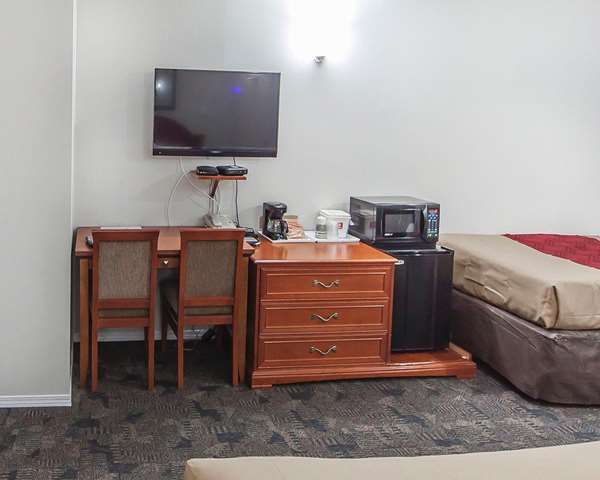  - Econo Lodge Inn & Suites Drumheller
