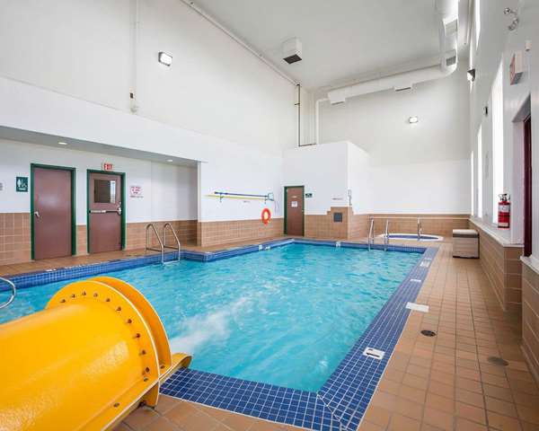 Pool - Quality Inn & Suites Lethbridge