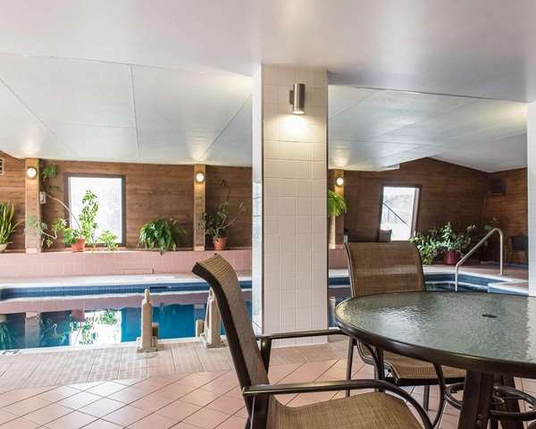 Pool - Quality Inn Mont Laurier