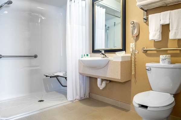 Suite - Quality Inn & Suites Petawawa