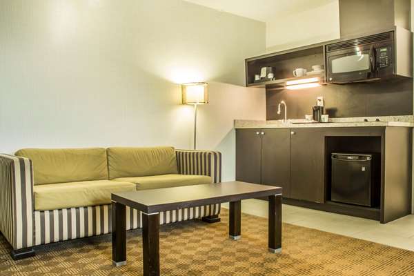 Suite - Quality Hotel Burlington