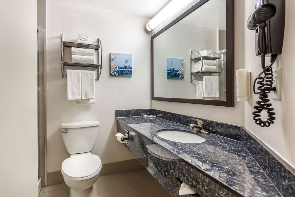 QUALITY HOTEL-guestroom-Guest Room,Bathroom,On-Site.jpg