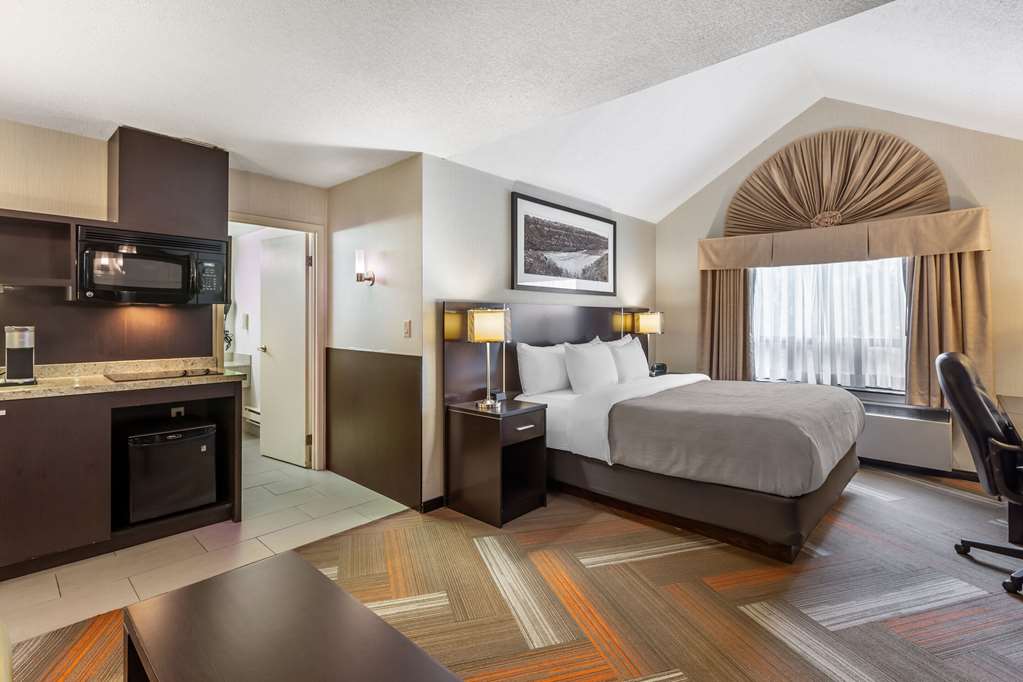 QUALITY HOTEL-guestroom-Guest Room,Suite,On-Site.jpg