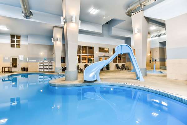 Pool - Comfort Inn & Suites Ambassador Bridge Windsor