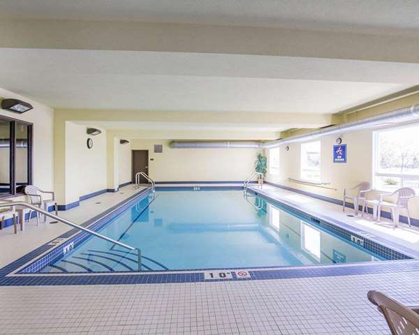 Pool - Comfort Inn & Suites Airdrie