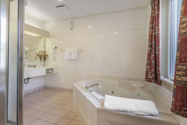 Suite - Inn on the Lake Fall River