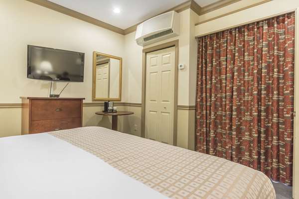 Suite - Inn on the Lake Fall River