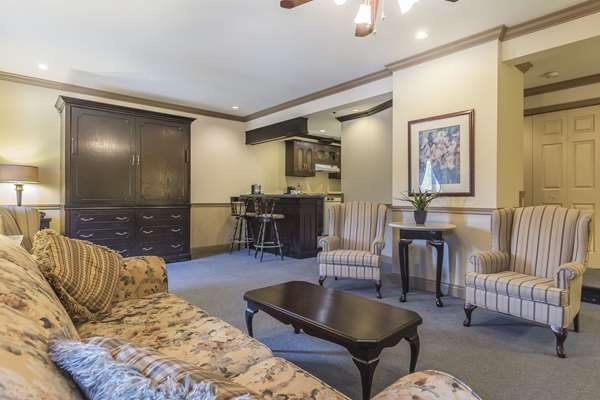 Suite - Inn on the Lake Fall River